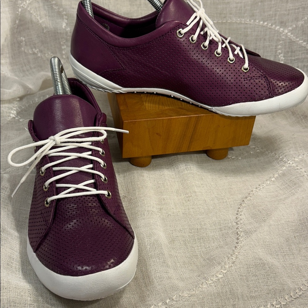 NWT Gelato Tessa soft glove leather lace up sneakers stamped size 39